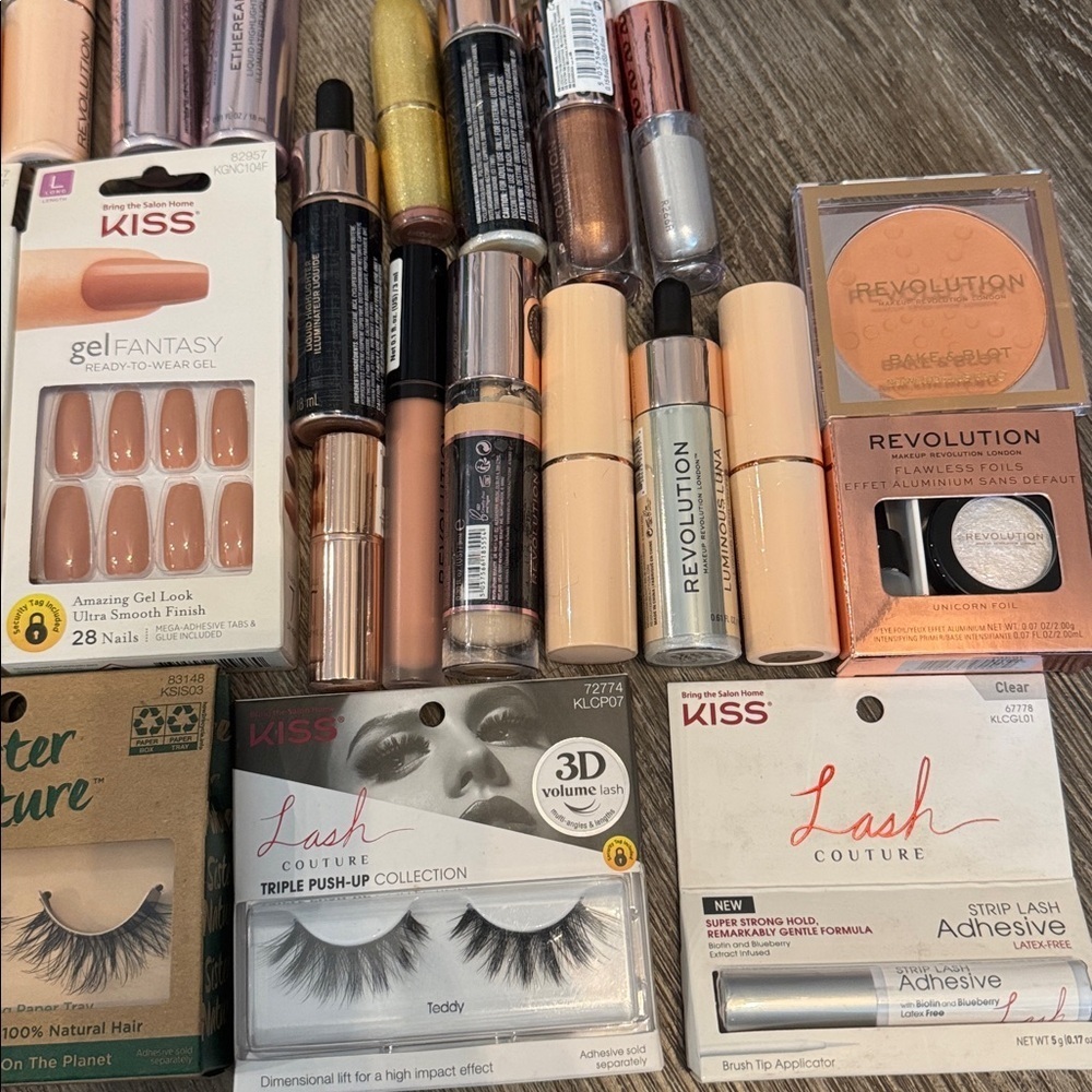 Revolution MYSTERY MAKEUP BUNDLE - Picture 4 of 5